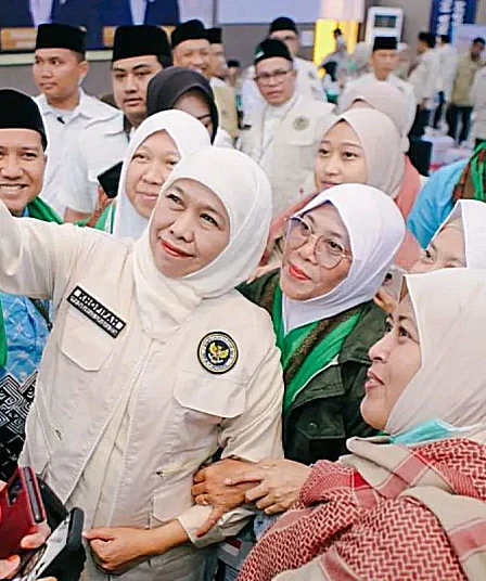 gubernir jatim khofifah indar parawansa sambut kepulangan jemaah haji