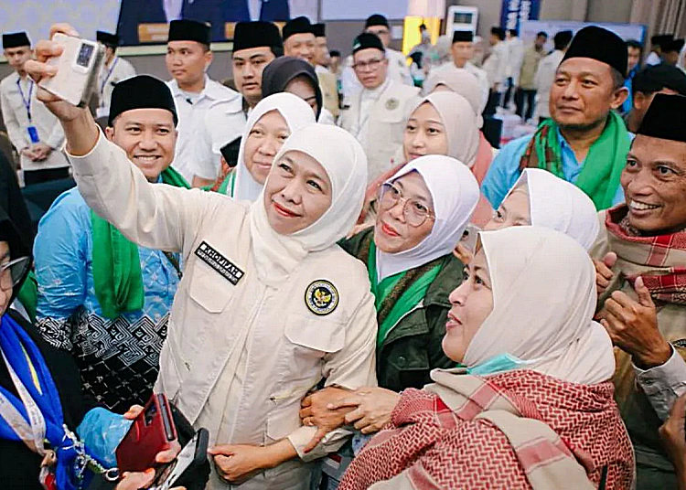 Khofifah Targetkan Bandara Dhoho Kediri Jadi Embarkasi Haji Mulai 2027, Layani 10.548 Jemaah 1 gubernir jatim khofifah indar parawansa sambut kepulangan jemaah haji