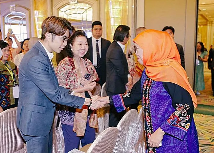 Khofifah Pimpin Misi Dagang Jatim di Hong Kong, Bukukan Transaksi Rp12,03 Triliun 1 gubernur jatim khofifah indar parawansa pimpin misi dagang di hong kong 750x536 1