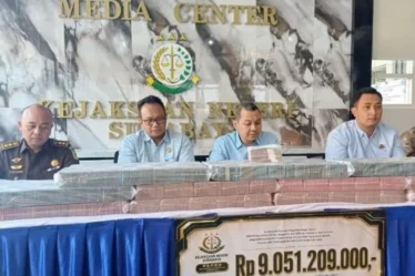 kejari surabaya tunjukkan barang bukti uang tppu judol 750x536 1