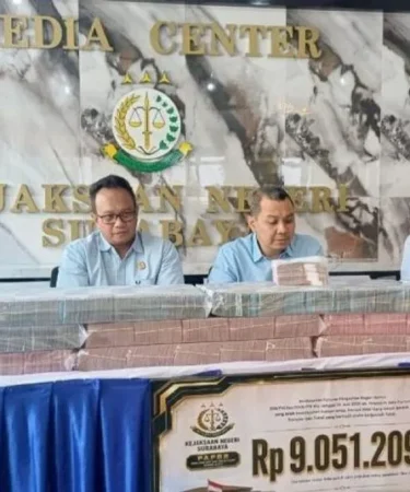 kejari surabaya tunjukkan barang bukti uang tppu judol 750x536 1
