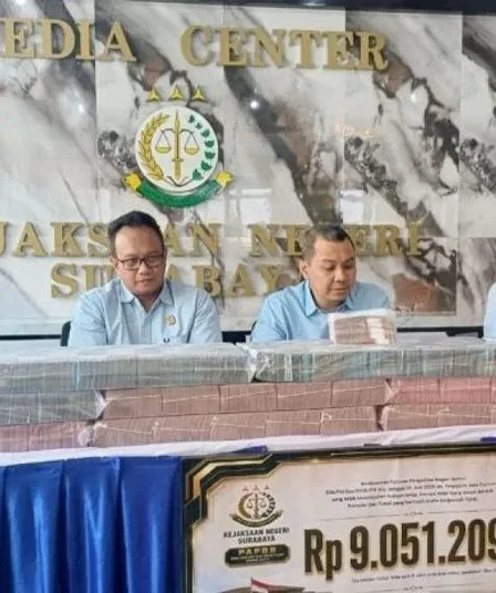 kejari surabaya tunjukkan barang bukti uang tppu judol 750x536 1