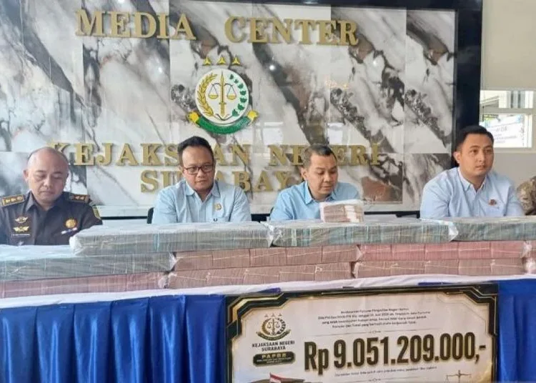 kejari surabaya tunjukkan barang bukti uang tppu judol 750x536 1