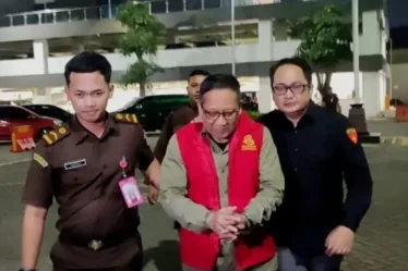kejati jatim tahan mantan dirut kbs choirul anwar 750x536 1