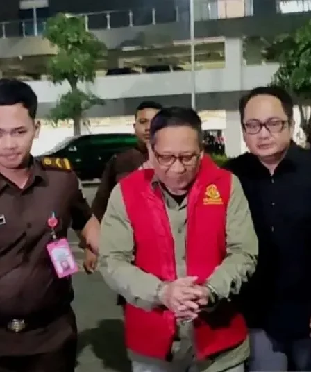 DPR Desak Korupsi Anggaran Pakan KBS Rp10,2 Miliar Diusut Tuntas, Satwa Sakit hingga Mati 7 kejati jatim tahan mantan dirut kbs choirul anwar 750x536 1