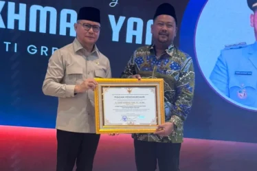 menteri p2mi mukhtarudin serahkan piagam penghargaan pada bupati gresik fandi akhmad yani