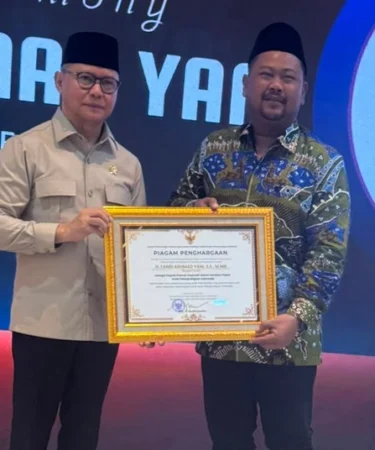 menteri p2mi mukhtarudin serahkan piagam penghargaan pada bupati gresik fandi akhmad yani