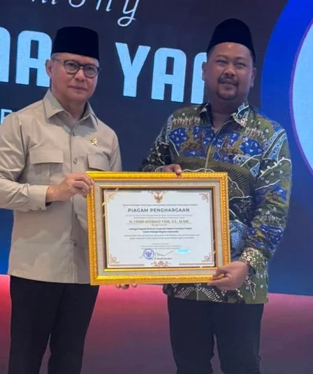 Selamatkan Masa Depan Anak PMI, Bupati Gresik Raih Penghargaan dari Menteri P2MI 5 menteri p2mi mukhtarudin serahkan piagam penghargaan pada bupati gresik fandi akhmad yani