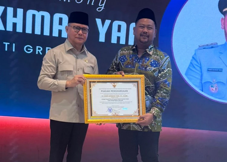menteri p2mi mukhtarudin serahkan piagam penghargaan pada bupati gresik fandi akhmad yani