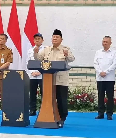 Prabowo Minta Daerah Bersih dari Sampah demi Tarik Wisatawan Asing, Target Tuntas 1 Tahun 1 prabowo berpidato saat resmikan revitalisasi stasiun semarang tawang 1 750x536 1