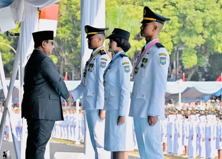 Lantik 1.204 Pamong Praja Muda IPDN, Prabowo: Kalau Ragu, Berpihaklah kepada Rakyat 1 prabowo lantik pamong praja muda ipdn 750x536 1