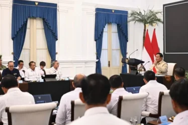 presiden prabowo pimpin rapat terbatas kabinet merah putih 750x536 1