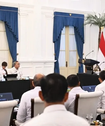 presiden prabowo pimpin rapat terbatas kabinet merah putih 750x536 1