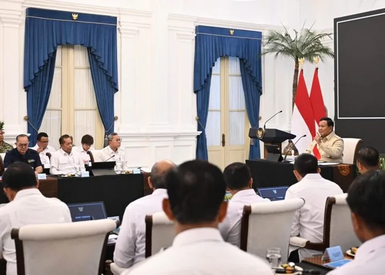 presiden prabowo pimpin rapat terbatas kabinet merah putih 750x536 1