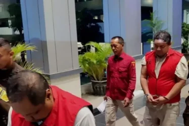 tersangka korupsi penyaluran kur jember 750x536 1