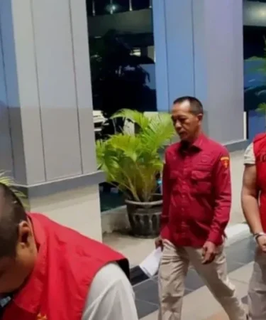 tersangka korupsi penyaluran kur jember 750x536 1
