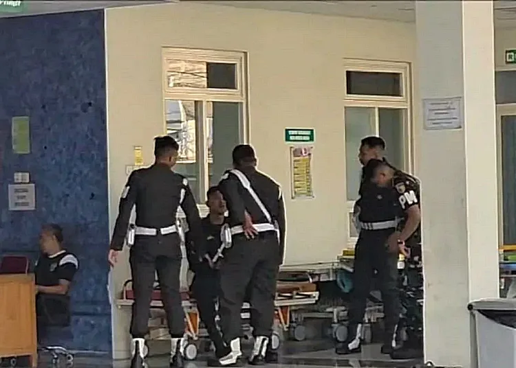 Ledakan Gudang Munisi TNI di Madiun Jadi Sorotan DPR, Desak Evaluasi Standar Keselamatan 1 tni bersiaga di rsud usai insiden ledakan gupusmu madiun 750x536 1