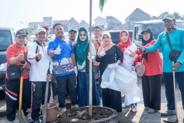 1786086505 pimpin gerakan jumat asri di area pasar krempyeng bupati gresik ingatkan dampak perubahan iklim ff8Mwr 750x536 1