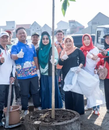 1786086505 pimpin gerakan jumat asri di area pasar krempyeng bupati gresik ingatkan dampak perubahan iklim ff8Mwr 750x536 1