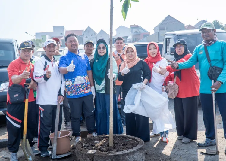 1786086505 pimpin gerakan jumat asri di area pasar krempyeng bupati gresik ingatkan dampak perubahan iklim ff8Mwr 750x536 1