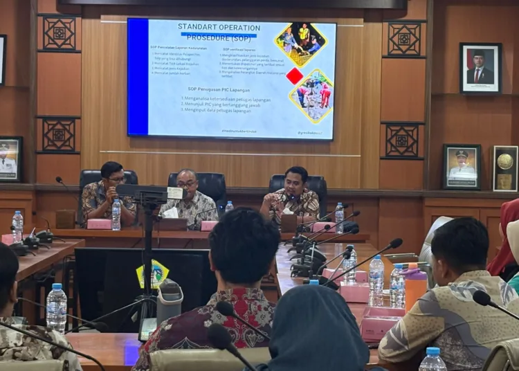 1787198373 command center gresik akas 112 diperkuat pastikan laporan darurat tak berhenti di operator bEQUMU 750x536 1