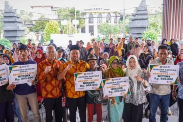 1787214585 diawali dari kecamatan dukun bupati gresik gelontorkan blt dbhcht kepada 263 kpm dan 9932 bantuan pangan z4B6Ve 750x536 1