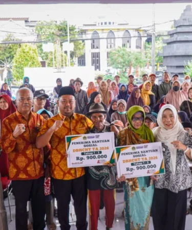 1787214585 diawali dari kecamatan dukun bupati gresik gelontorkan blt dbhcht kepada 263 kpm dan 9932 bantuan pangan z4B6Ve 750x536 1