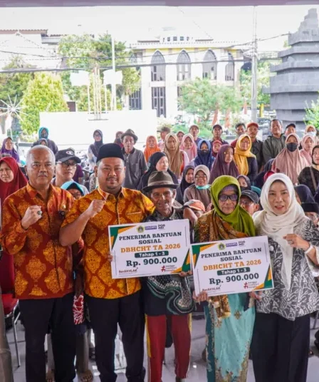 1787214585 diawali dari kecamatan dukun bupati gresik gelontorkan blt dbhcht kepada 263 kpm dan 9932 bantuan pangan z4B6Ve 750x536 1