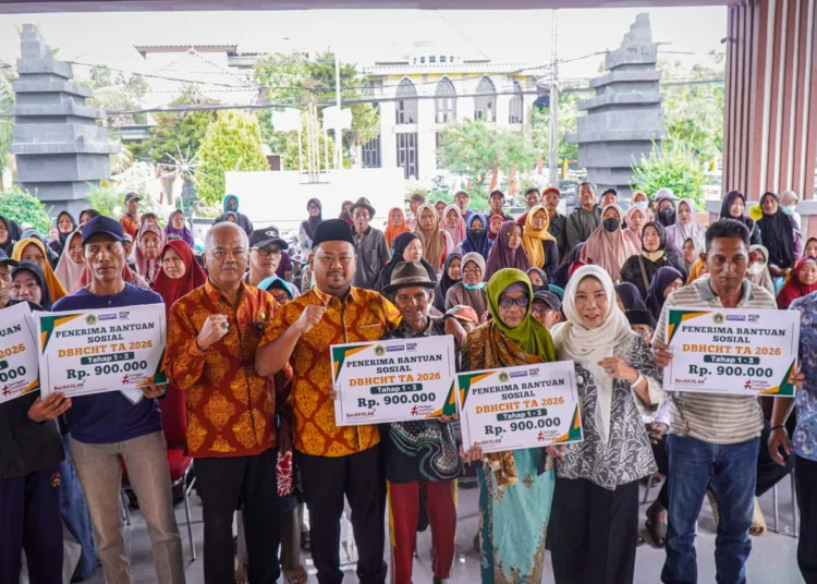 1787214585 diawali dari kecamatan dukun bupati gresik gelontorkan blt dbhcht kepada 263 kpm dan 9932 bantuan pangan z4B6Ve 750x536 1