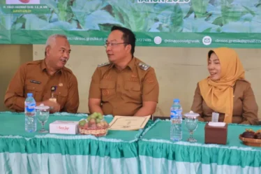 1787560178 serahkan bantuan di benjeng wabup alif buka ruang warga sampaikan keluhan cPCY4g 750x536 1