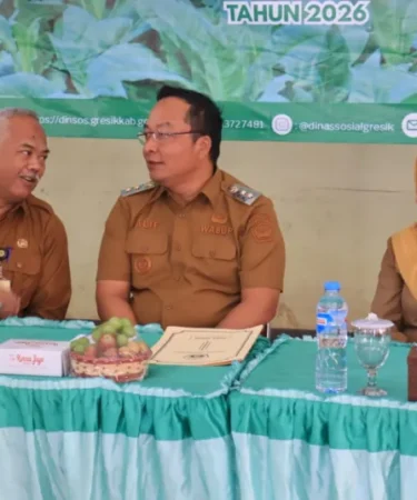 1787560178 serahkan bantuan di benjeng wabup alif buka ruang warga sampaikan keluhan cPCY4g 750x536 1