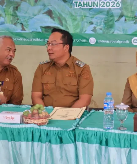 1787560178 serahkan bantuan di benjeng wabup alif buka ruang warga sampaikan keluhan cPCY4g 750x536 1