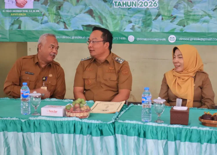 1787560178 serahkan bantuan di benjeng wabup alif buka ruang warga sampaikan keluhan cPCY4g 750x536 1