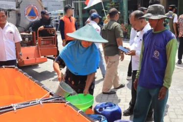 1787749870 hadapi kemarau bupati yani salurkan 20 ribu liter air bersih untuk warga tenggor 565Kr9 750x536 1