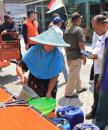 1787749870 hadapi kemarau bupati yani salurkan 20 ribu liter air bersih untuk warga tenggor 565Kr9 750x536 1