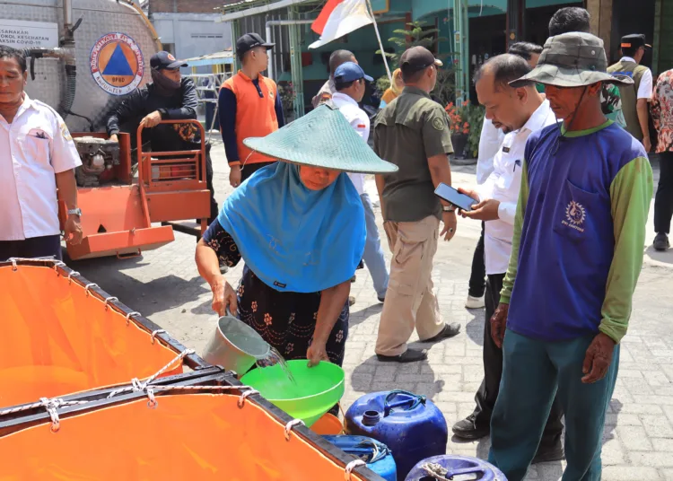 1787749870 hadapi kemarau bupati yani salurkan 20 ribu liter air bersih untuk warga tenggor 565Kr9 750x536 1