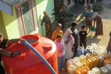 BPBD Jember kirim air bersih saat sumur warga di Baban mengering 750x536 1