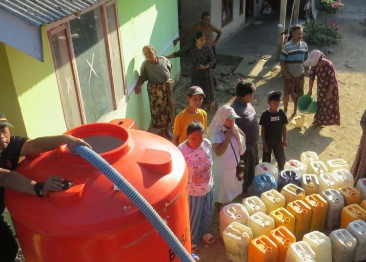Kekeringan Ekstrem Melanda Jember, Sumur Warga Kering Total 1 BPBD Jember kirim air bersih saat sumur warga di Baban mengering 750x536 1