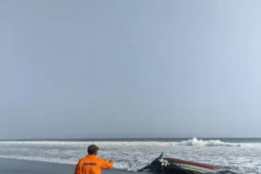 SAR Jember lanjutkan pencarian tiga nelayan hilang di Pantai Paseban 750x536 1