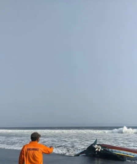 SAR Jember lanjutkan pencarian tiga nelayan hilang di Pantai Paseban 750x536 1