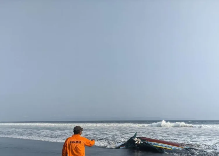 SAR Jember lanjutkan pencarian tiga nelayan hilang di Pantai Paseban 750x536 1