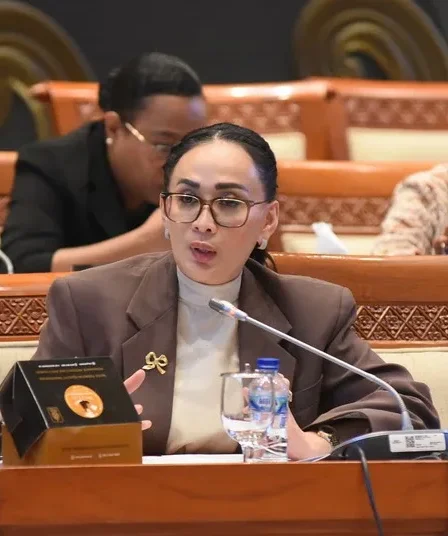 Revisi UU Penyiaran, DPR Usulkan Penambahan Komisioner KPI untuk Awasi Platform Digital dan AI 8 anggota komisi i dpr ri amelia anggraini 750x536 1