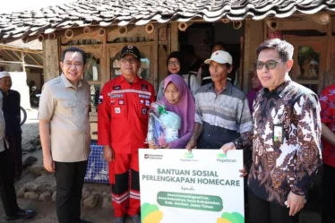 bupati jember gus fawait tinjau lansia penerima layanan homecare 750x536 1