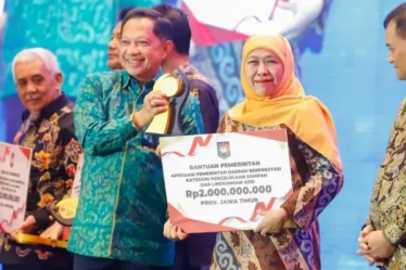 gubernur jatim khofifah dapat penghargaan dari mendagri tito karnavian 750x536 1