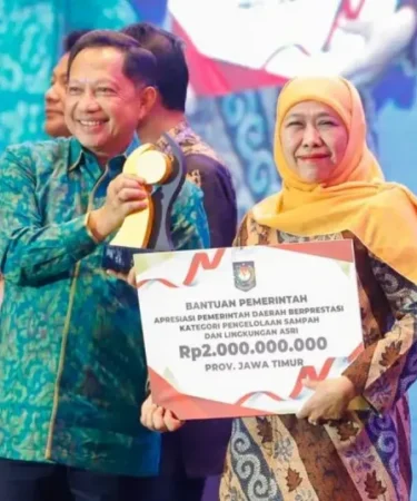 gubernur jatim khofifah dapat penghargaan dari mendagri tito karnavian 750x536 1