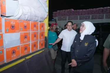 gubernur jatim khofifah indar parawansa cek bantuan logistik untuk korban gempa ntt 750x536 1