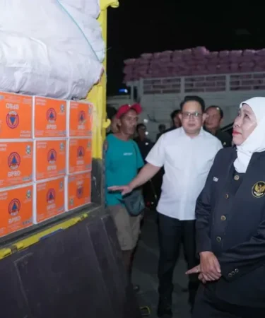 gubernur jatim khofifah indar parawansa cek bantuan logistik untuk korban gempa ntt 750x536 1