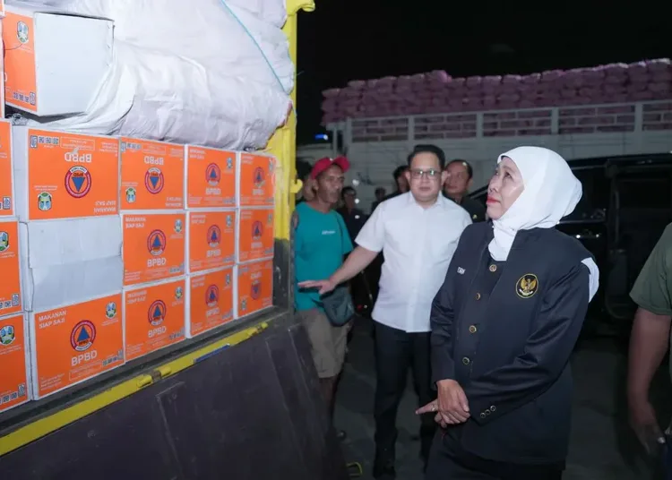gubernur jatim khofifah indar parawansa cek bantuan logistik untuk korban gempa ntt 750x536 1