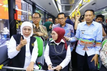 gubernur jatim khofifah indar parawansa coba bus trans jatim 750x536 1