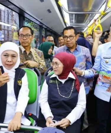 gubernur jatim khofifah indar parawansa coba bus trans jatim 750x536 1